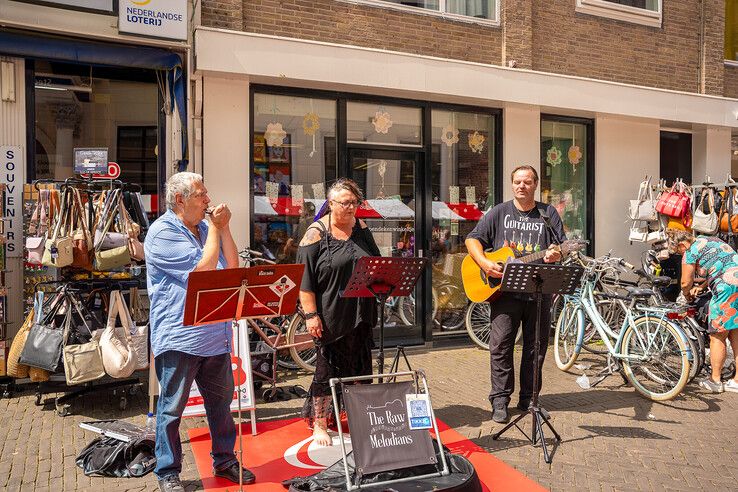 In beeld: Kamper Ui(t)dagen van start met muziek, braderie en een koe aan de toren
