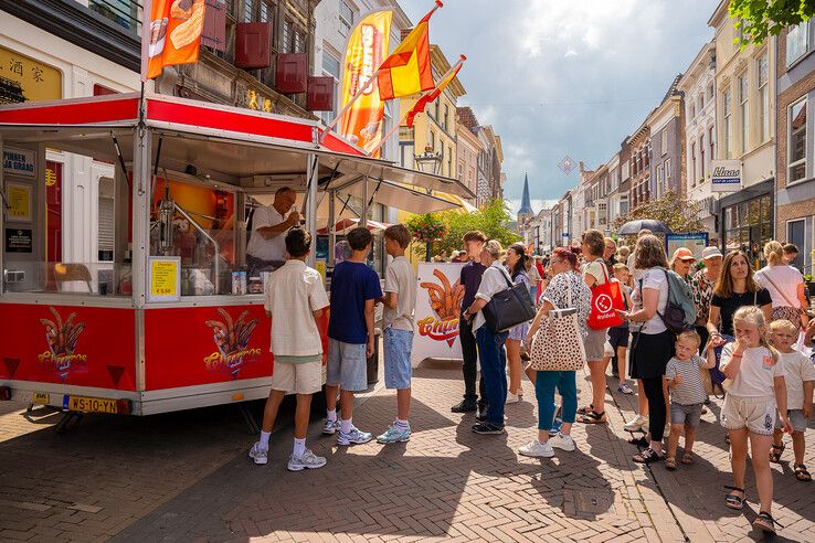 In beeld: Kamper Ui(t)dagen van start met muziek, braderie en een koe aan de toren