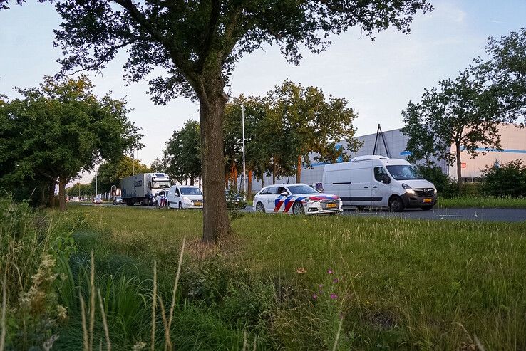 De klemgereden bestelwagen op de Ceintuurbaan in Zwolle.