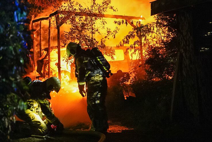 In beeld: Woning onbewoonbaar na vlammenzee in Dalfsen, carports en auto’s verwoest