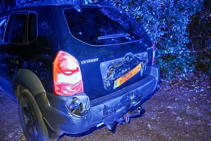 In beeld: Woning onbewoonbaar na vlammenzee in Dalfsen, carports en auto’s verwoest