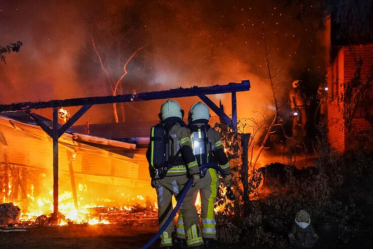In beeld: Woning onbewoonbaar na vlammenzee in Dalfsen, carports en auto’s verwoest