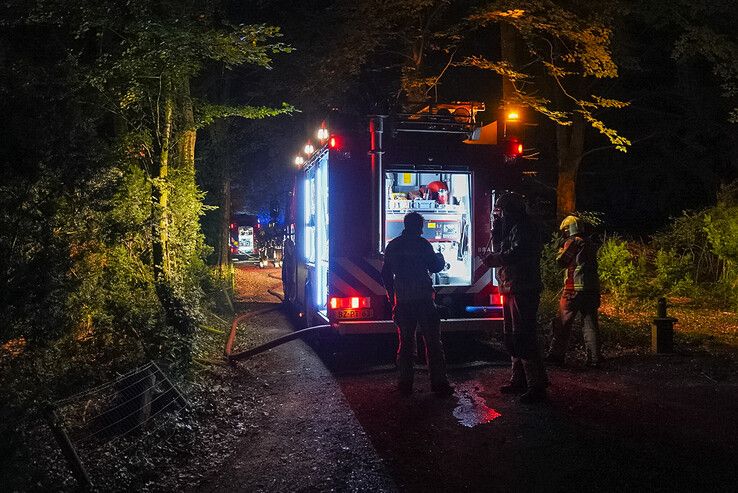 In beeld: Woning onbewoonbaar na vlammenzee in Dalfsen, carports en auto’s verwoest