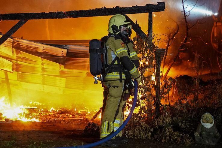 In beeld: Woning onbewoonbaar na vlammenzee in Dalfsen, carports en auto’s verwoest