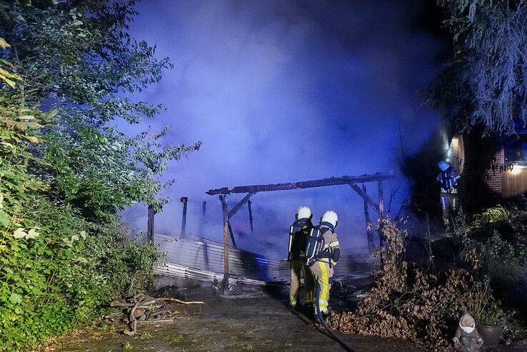 In beeld: Woning onbewoonbaar na vlammenzee in Dalfsen, carports en auto’s verwoest