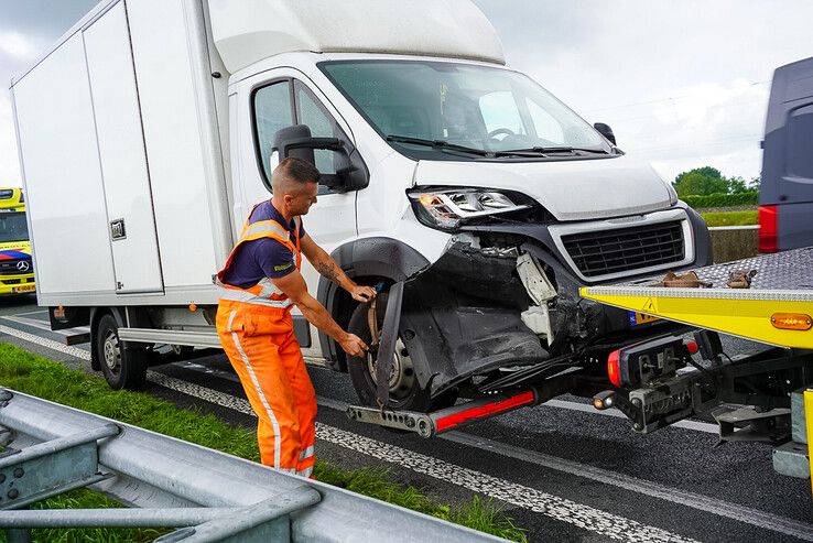 De bestelwagen botste achterop een personenauto bij Zalk.
