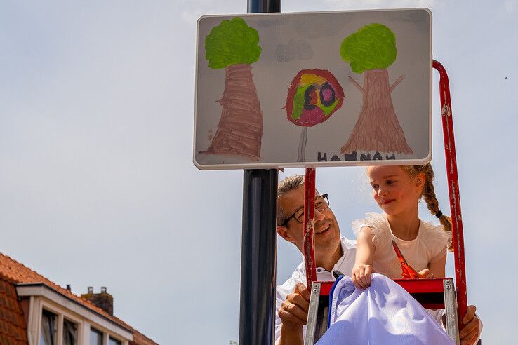 Kleurrijke kinderverkeersborden in Brunnepe dankzij Hannah en Davion uit Kampen