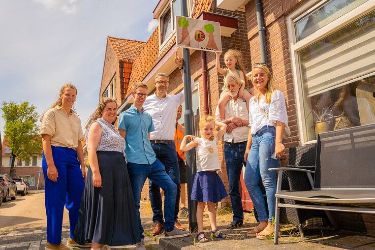 Kleurrijke kinderverkeersborden in Brunnepe dankzij Hannah en Davion uit Kampen