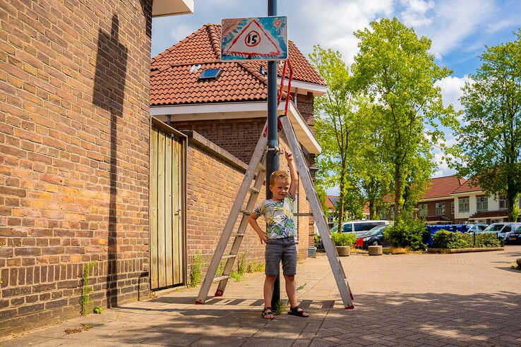 Een trotse Davion bij zijn verkeersbord.