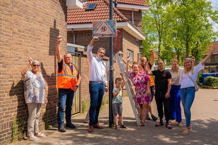 Kleurrijke kinderverkeersborden in Brunnepe dankzij Hannah en Davion uit Kampen