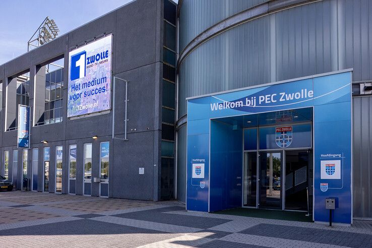Het stadion van PEC Zwolle met reclame-uiting van 1Zwolle, de nieuwe lokale omroep van de stad.