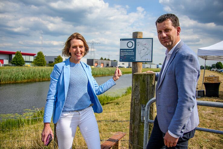 Wethouder Guldemond opent wandelroutes op Marslanden in Zwolle.