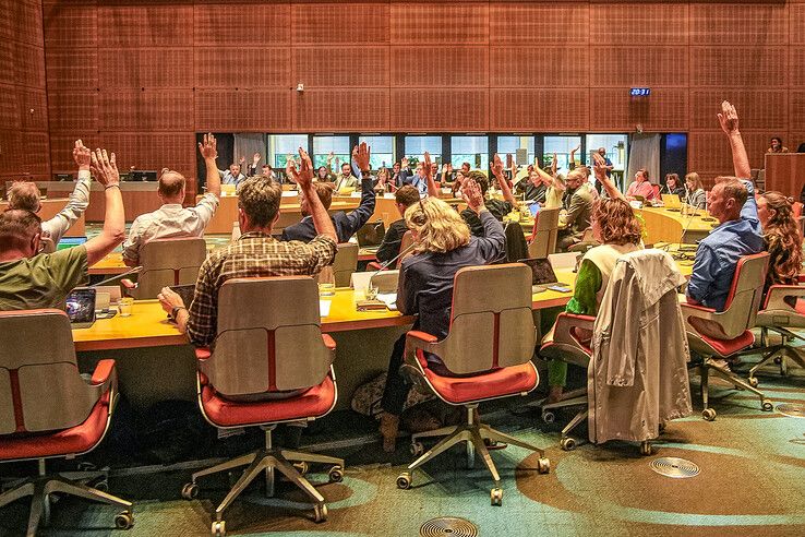 Azc De Tippe krijgt groen licht van Zwolse raad, debat leidt tot protest vanaf tribune