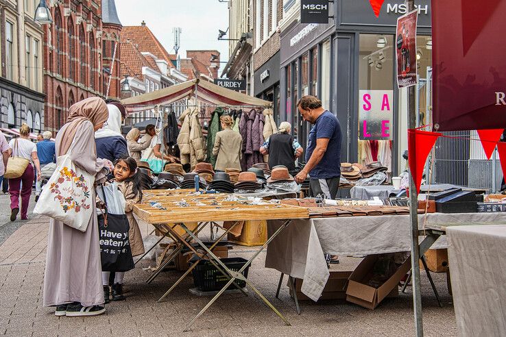 In beeld: Tweede Blauwvingerdag trekt weer honderden mensen naar Zwolse binnenstad