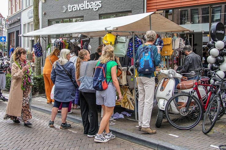 In beeld: Tweede Blauwvingerdag trekt weer honderden mensen naar Zwolse binnenstad