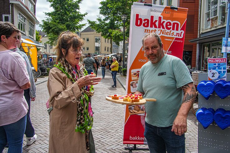 In beeld: Tweede Blauwvingerdag trekt weer honderden mensen naar Zwolse binnenstad