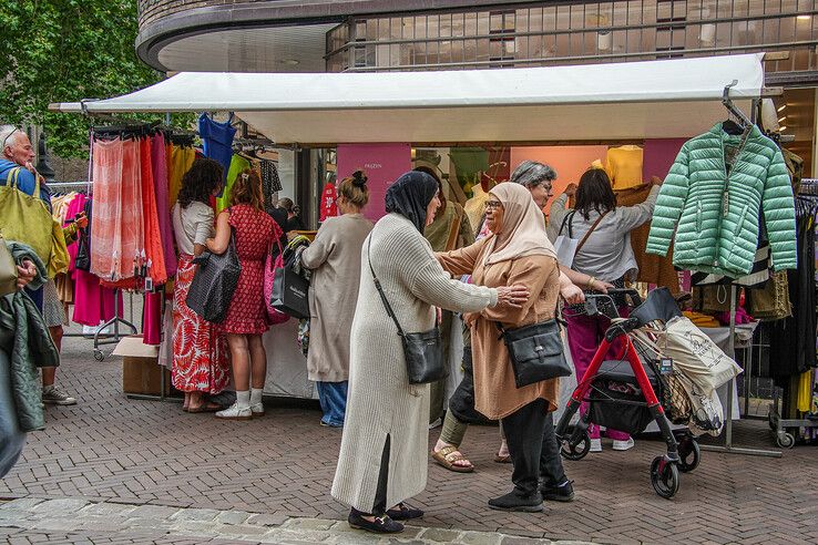 In beeld: Tweede Blauwvingerdag trekt weer honderden mensen naar Zwolse binnenstad