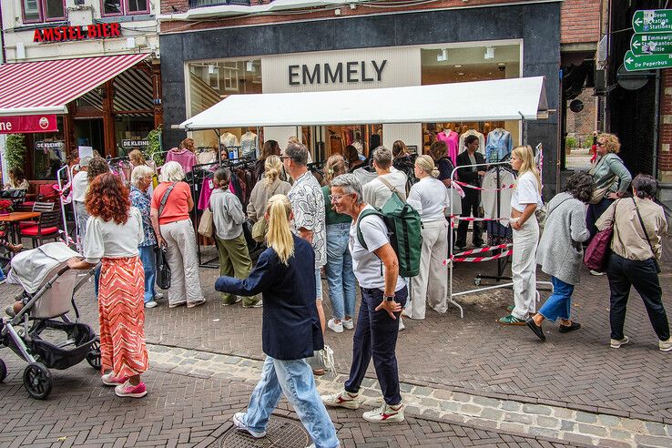 In beeld: Tweede Blauwvingerdag trekt weer honderden mensen naar Zwolse binnenstad