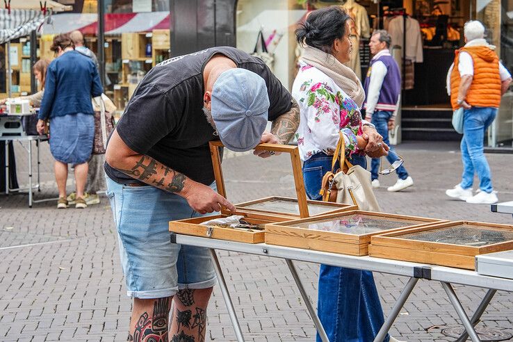 In beeld: Tweede Blauwvingerdag trekt weer honderden mensen naar Zwolse binnenstad