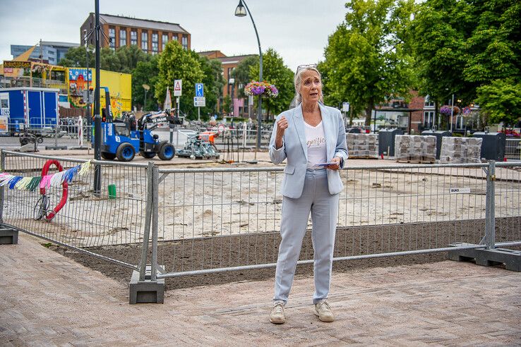 Wethouder Roelfs opent de fietsenstalling op het Rodetorenplein.