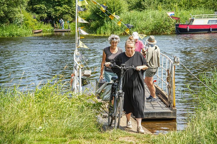 In beeld: Haersterveer in Zwolle blaast 50 kaarsjes uit en vaart voor 1 cent