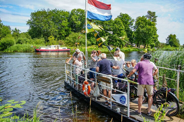 In beeld: Haersterveer in Zwolle blaast 50 kaarsjes uit en vaart voor 1 cent
