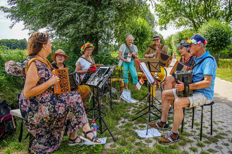 In beeld: Haersterveer in Zwolle blaast 50 kaarsjes uit en vaart voor 1 cent