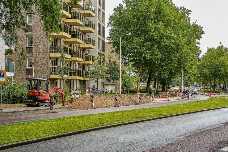 In beeld: Voorbereidende werkzaamheden Luttenbergstraat in Zwolle gestart, kritiek op parkeerkelder bij monumentaal provinciehuis