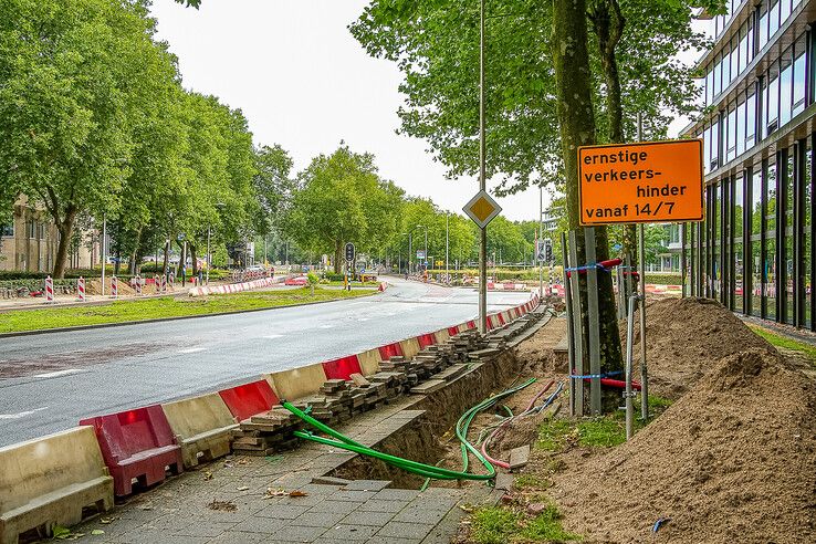 In beeld: Voorbereidende werkzaamheden Luttenbergstraat in Zwolle gestart, kritiek op parkeerkelder bij monumentaal provinciehuis