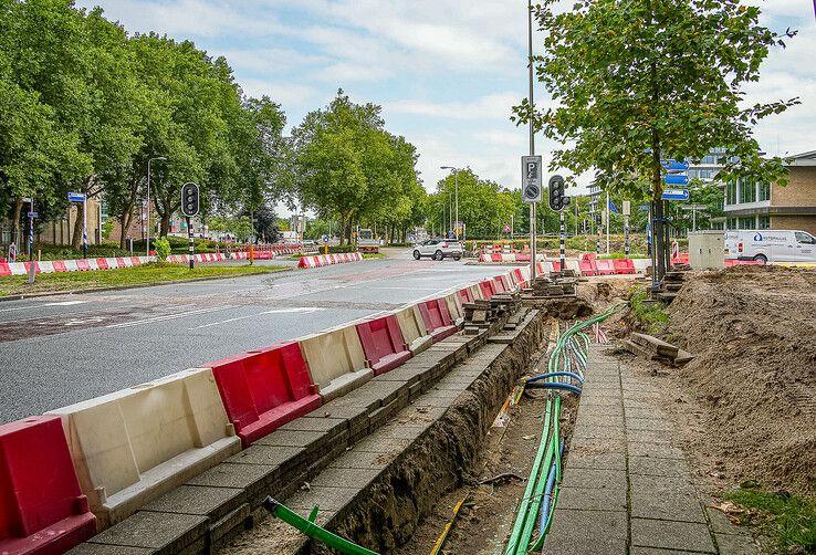 In beeld: Voorbereidende werkzaamheden Luttenbergstraat in Zwolle gestart, kritiek op parkeerkelder bij monumentaal provinciehuis
