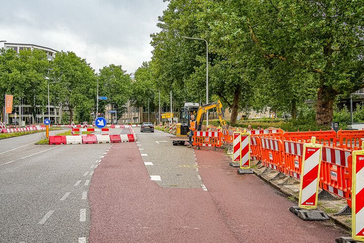In beeld: Voorbereidende werkzaamheden Luttenbergstraat in Zwolle gestart, kritiek op parkeerkelder bij monumentaal provinciehuis
