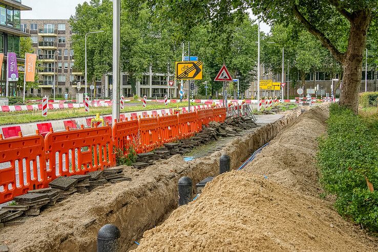 In beeld: Voorbereidende werkzaamheden Luttenbergstraat in Zwolle gestart, kritiek op parkeerkelder bij monumentaal provinciehuis