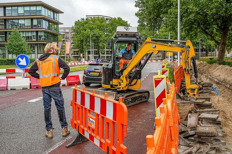 In beeld: Voorbereidende werkzaamheden Luttenbergstraat in Zwolle gestart, kritiek op parkeerkelder bij monumentaal provinciehuis