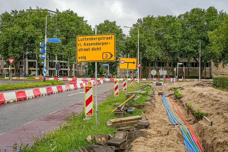 In beeld: Voorbereidende werkzaamheden Luttenbergstraat in Zwolle gestart, kritiek op parkeerkelder bij monumentaal provinciehuis