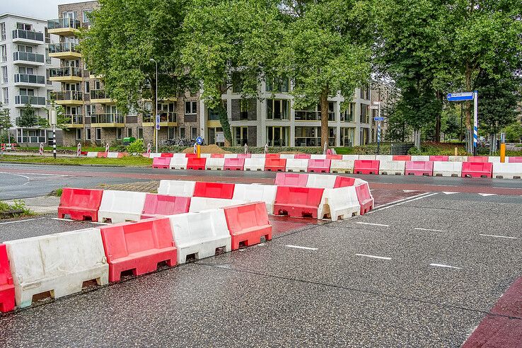 In beeld: Voorbereidende werkzaamheden Luttenbergstraat in Zwolle gestart, kritiek op parkeerkelder bij monumentaal provinciehuis