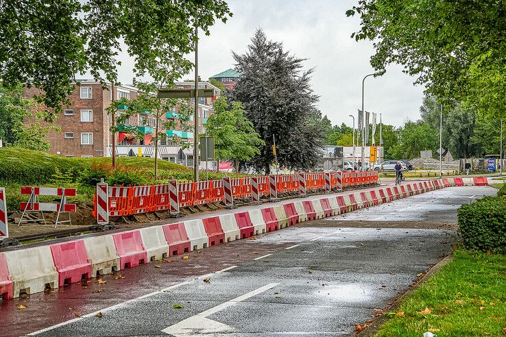 In beeld: Voorbereidende werkzaamheden Luttenbergstraat in Zwolle gestart, kritiek op parkeerkelder bij monumentaal provinciehuis