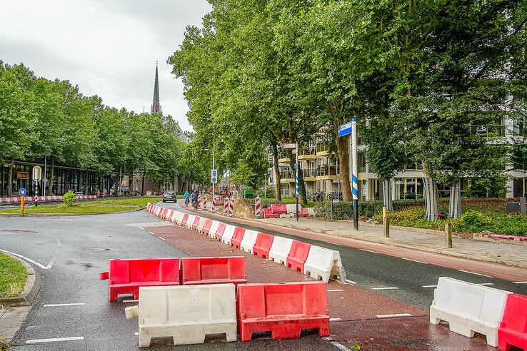 In beeld: Voorbereidende werkzaamheden Luttenbergstraat in Zwolle gestart, kritiek op parkeerkelder bij monumentaal provinciehuis