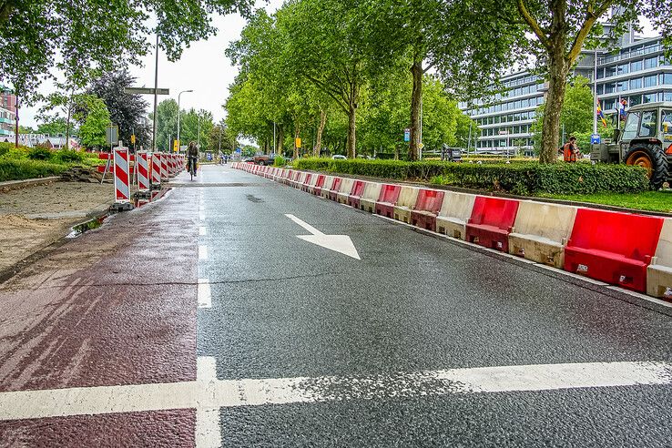 In beeld: Voorbereidende werkzaamheden Luttenbergstraat in Zwolle gestart, kritiek op parkeerkelder bij monumentaal provinciehuis