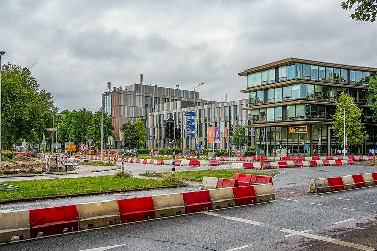 In beeld: Voorbereidende werkzaamheden Luttenbergstraat in Zwolle gestart, kritiek op parkeerkelder bij monumentaal provinciehuis