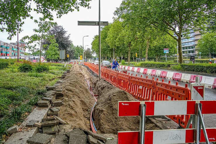 In beeld: Voorbereidende werkzaamheden Luttenbergstraat in Zwolle gestart, kritiek op parkeerkelder bij monumentaal provinciehuis