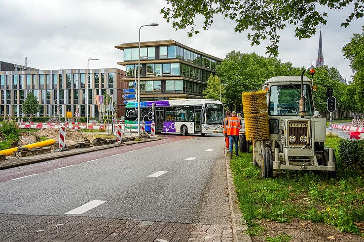 In beeld: Voorbereidende werkzaamheden Luttenbergstraat in Zwolle gestart, kritiek op parkeerkelder bij monumentaal provinciehuis
