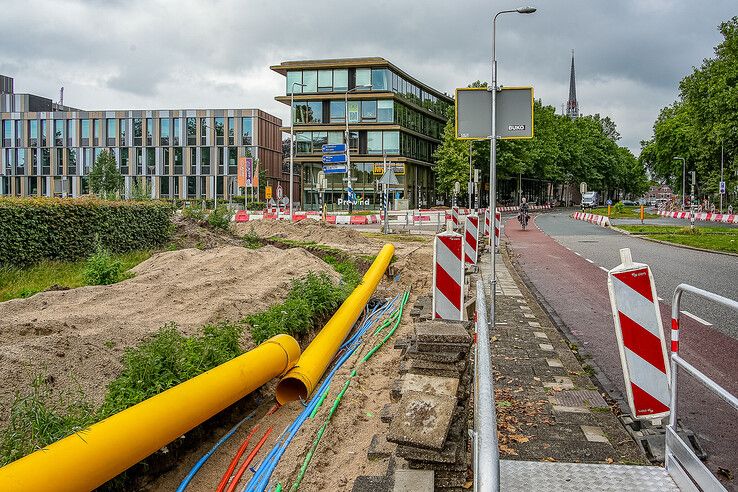 In beeld: Voorbereidende werkzaamheden Luttenbergstraat in Zwolle gestart, kritiek op parkeerkelder bij monumentaal provinciehuis