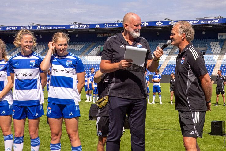In beeld: PEC Zwolle verwelkomt meer dan tienduizend fans op zonnige open dag