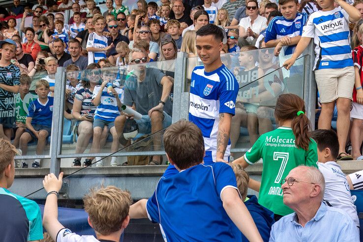 In beeld: PEC Zwolle verwelkomt meer dan tienduizend fans op zonnige open dag