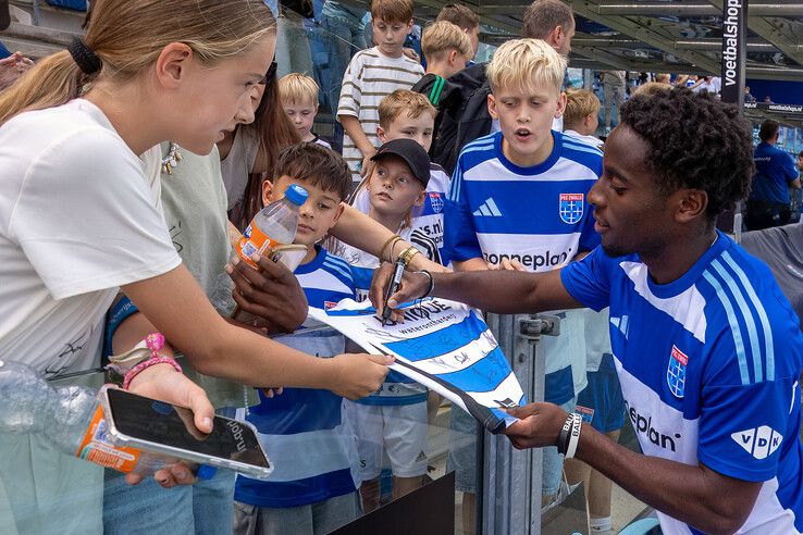 In beeld: PEC Zwolle verwelkomt meer dan tienduizend fans op zonnige open dag