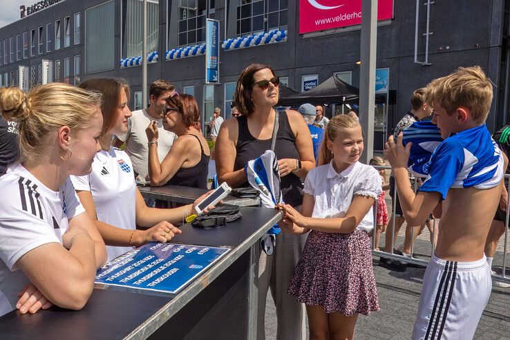 In beeld: PEC Zwolle verwelkomt meer dan tienduizend fans op zonnige open dag