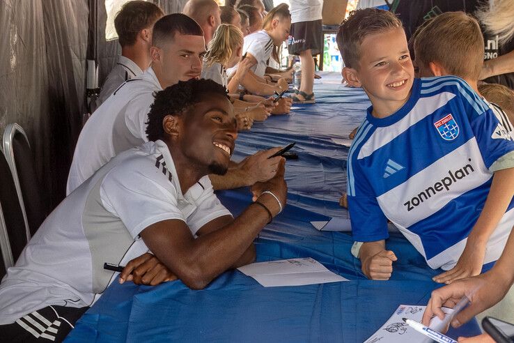 In beeld: PEC Zwolle verwelkomt meer dan tienduizend fans op zonnige open dag