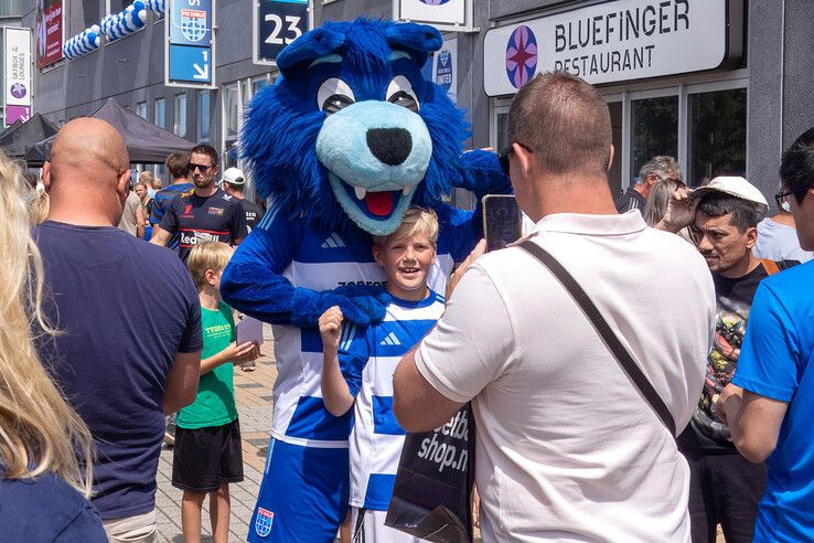 In beeld: PEC Zwolle verwelkomt meer dan tienduizend fans op zonnige open dag