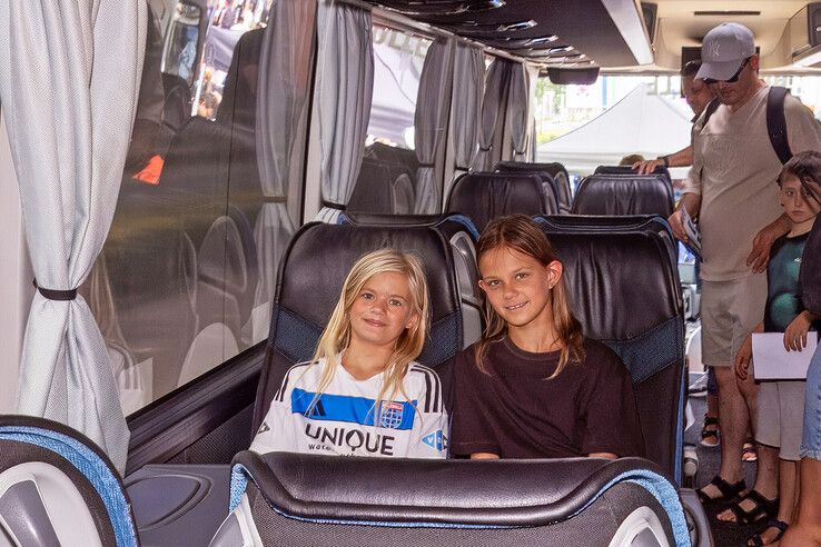 In beeld: PEC Zwolle verwelkomt meer dan tienduizend fans op zonnige open dag