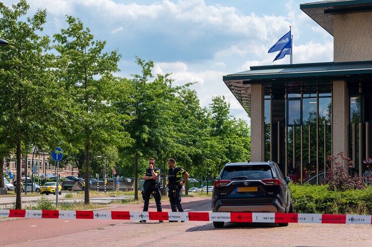 Politieagenten in kogelwerende vesten bij de Rabobank.